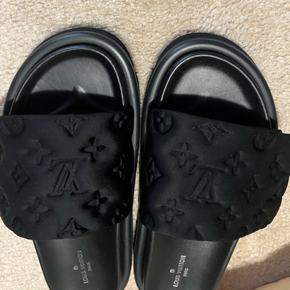 Women’s black pool slides